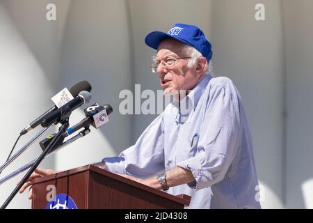 Burlington, Iowa, USA. 17.. Juni 2022. Der Senator und ehemalige Präsidentschaftskandidat Bernie Sanders aus Vermont veranstaltete in Burlington, Iowa, USA, eine Kundgebung für die lokalen 807 Arbeiter von United Auto Workers (UAW), die gegen CNH Industrial, einen Hersteller von Bau- und Landmaschinen, streiken. Die UAW streikt seit 47 Tagen gegen CNH. Kredit: Keith Turrill/Alamy Live Nachrichten Stockfoto