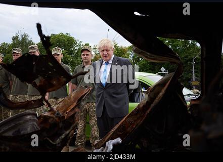 Kiew, Ukraine. 17.. Juni 2022. Der britische Premierminister BORIS JOHNSON sieht sich eine Ausstellung zerstörter militärischer Ausrüstung aus Russland an. Der Premierminister traf Präsident Wolodymyr Zelensky während einer Überraschungsreise in die Hauptstadt Kiew. (Bild: © Ukraine Presidency/ZUMA Press Wire Service) Bild: ZUMA Press, Inc./Alamy Live News Stockfoto