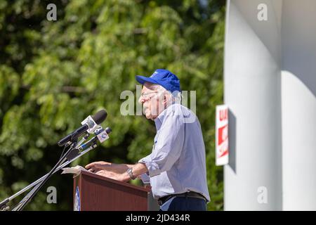 Burlington, Iowa, USA. 17.. Juni 2022. Der Senator und ehemalige Präsidentschaftskandidat Bernie Sanders aus Vermont veranstaltete in Burlington, Iowa, USA, eine Kundgebung für die lokalen 807 Arbeiter von United Auto Workers (UAW), die gegen CNH Industrial, einen Hersteller von Bau- und Landmaschinen, streiken. Die UAW streikt seit 47 Tagen gegen CNH. Kredit: Keith Turrill/Alamy Live Nachrichten Stockfoto