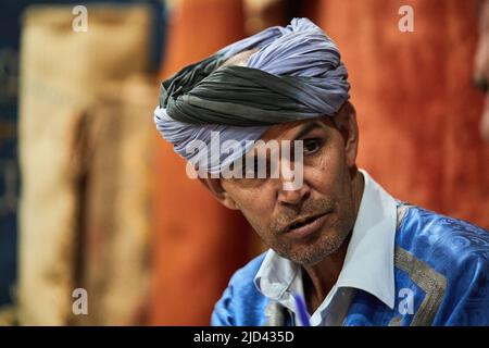 ouarzazate, MAROKKO - 13. APRIL 2022. Porträt von Berber, in Nationalkleidung ein Mann aus einem Marokkaner Stockfoto