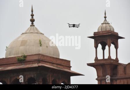 NEU-DELHI, INDIEN - 17. JUNI: Eine Drohne wird von der Polizei am 17. Juni 2022 während der Freitagsgebete in Jama Masjid im alten Delhi in Neu-Delhi, Indien, zu Sicherheitszwecken eingesetzt. Um eine angemessene Situation in Bezug auf Gesetz und Ordnung zu gewährleisten, um eine gewaltähnliche Situation wie Kanpur in Bezug auf Nupur Sharmas Bemerkung zum Propheten zu vermeiden, hat die Polizei die Sicherheitsvereinbarungen für Freitagsgebete aufgepedert. Die Polizei hält auch mit Drohnen ein Auge vor Moscheen. (Foto von Sonu Mehta/Hindustan Times/Sipa USA) Stockfoto