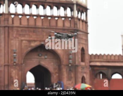 NEU-DELHI, INDIEN - 17. JUNI: Eine Drohne wird von der Polizei am 17. Juni 2022 während der Freitagsgebete in Jama Masjid im alten Delhi in Neu-Delhi, Indien, zu Sicherheitszwecken eingesetzt. Um eine angemessene Situation in Bezug auf Gesetz und Ordnung zu gewährleisten, um eine gewaltähnliche Situation wie Kanpur in Bezug auf Nupur Sharmas Bemerkung zum Propheten zu vermeiden, hat die Polizei die Sicherheitsvereinbarungen für Freitagsgebete aufgepedert. Die Polizei hält auch mit Drohnen ein Auge vor Moscheen. (Foto von Sonu Mehta/Hindustan Times/Sipa USA) Stockfoto