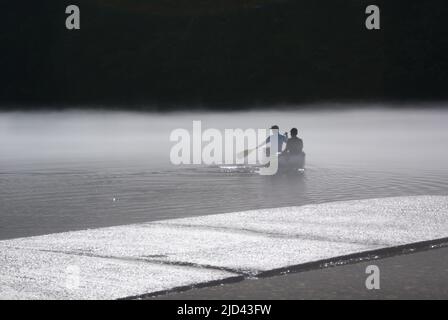 Neblige Kanufahrten am Morgen auf dem White River, Arkansas. Ein anderer Besucher fragte mich, ob ich die Aufnahme bekommen habe. Alle Stücke kamen zusammen, um ein tolles Foto zu machen. Stockfoto