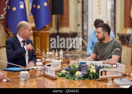 Kiew, Ukraine. 16.. Juni 2022. Bundeskanzler Olaf Scholz und der ukrainische Präsident Volodymyr Zelensky treffen sich zu einer Arbeitssitzung im Mariinski-Palast. (Bild: © Ukraine Presidency/ZUMA Press Wire Service) Stockfoto