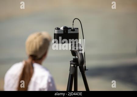 Eine Kamera, die auf einem Stativ fotografiert Stockfoto