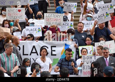 New York, USA. 17.. Juni 2022. Hunderte von Studenten und besorgten Eltern versammelten sich im Gebäude des Bildungsministeriums von NYC in Lower Manhattan, um das System für die Zulassung der Leistungsbasis für die High School zu fordern. (Foto von Ryan Rahman/Pacific Press) Quelle: Pacific Press Media Production Corp./Alamy Live News Stockfoto