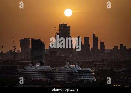 London, Großbritannien. 17.. Juni 2022. Wetter in Großbritannien: Dramatischer Sonnenuntergang von der Spitze des Greenwich Parks, der einen Hitzetag mit Temperaturen über 31C in Teilen der Stadt beendet. Viking Venus - Norwegisches Kreuzschiff im Blick. Kredit: Guy Corbishley/Alamy Live Nachrichten Stockfoto