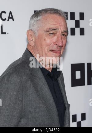 New York, NY, USA. 17.. Juni 2022. Robert De Niro bei der Ankunft zur HEAT-Premiere beim Tribeca Festival 21., United Palace Theatre in Washington Heights, New York, NY, 17. Juni 2022. Kredit: CJ Rivera/Everett Collection/Alamy Live Nachrichten Stockfoto