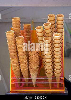 Stapel Eiscremesuppe Waffelkegel am Marktstand Stockfoto