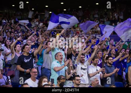 Madrid, Spanien. 17.. Juni 2022. Real Madrid Fans während der Liga Endesa Playoff 2022 Finalspiel 3 zwischen Real Madrid und FC Barcelona gefeiert im Wizink Center in Madrid (Spanien), 17. 2022. Juni Real Madrid gewann 81 - 66 (Bildnachweis: © Juan Carlos GarcÃ-A Mate/Pacific Press via ZUMA Press Wire) Kredit: ZUMA Press, Inc./Alamy Live News Stockfoto