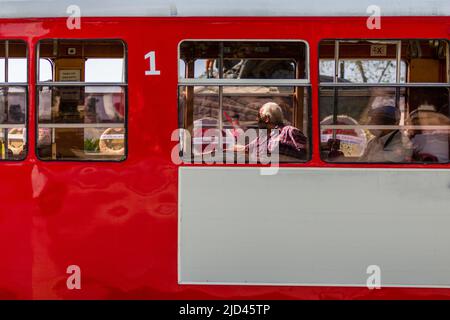 Nostalgische Straßenbahn in Antalya Türkei verwendet. Rote Straßenbahnen Stockfoto