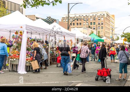 Everett, WA - USA -06-10-2022: Solticulture Garden Art Fair in Downtown People Shopping Vendor Stände Stockfoto