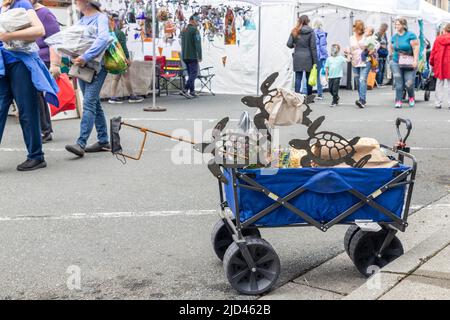 Everett, WA - USA -06-10-2022: Solticulture Garden Art Fair in Downtown ein Wagen mit Einkäufen Stockfoto