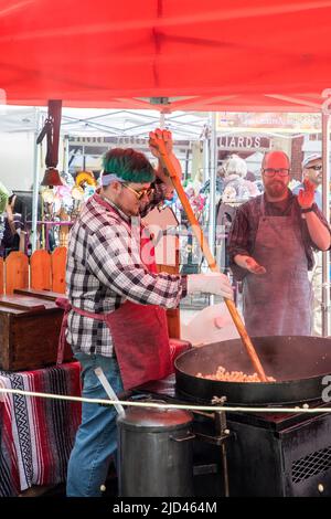 Everett, WA - USA -06-10-2022: Kettle Korn Vendor Rührtopf beim Sorticulture Festival in der Innenstadt Stockfoto