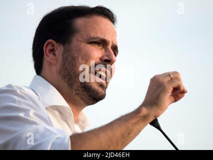 Malaga, Spanien. 17.. Juni 2022. Der spanische Verbraucherminister Alberto Garzon hält eine Rede in einer Kundgebung während des Abschlusses des andalusischen Wahlkampfs. Nach der Ankündigung der Regionalwahlen am 19.. Juni haben die wichtigsten politischen Parteien begonnen, in verschiedenen Städten Andalusiens Veranstaltungen und Kundgebungen abzuhalten. Trotz des Aufstiegs der spanischen rechtsextremen Partei VOX stehen mehrere Medienumfragen an der Spitze der andalusischen Volkspartei. Die Parteien auf der linken Seite des politischen Spektrums sind fragmentiert. Kredit: SOPA Images Limited/Alamy Live Nachrichten Stockfoto