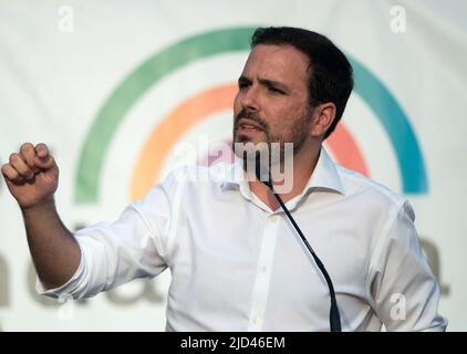 Malaga, Spanien. 17.. Juni 2022. Der spanische Verbraucherminister Alberto Garzon hält eine Rede in einer Kundgebung während des Abschlusses des andalusischen Wahlkampfs. Nach der Ankündigung der Regionalwahlen am 19.. Juni haben die wichtigsten politischen Parteien begonnen, in verschiedenen Städten Andalusiens Veranstaltungen und Kundgebungen abzuhalten. Trotz des Aufstiegs der spanischen rechtsextremen Partei VOX stehen mehrere Medienumfragen an der Spitze der andalusischen Volkspartei. Die Parteien auf der linken Seite des politischen Spektrums sind fragmentiert. Kredit: SOPA Images Limited/Alamy Live Nachrichten Stockfoto