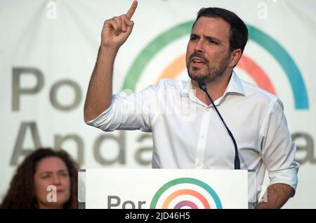 Der spanische Verbraucherminister Alberto Garzon hält eine Rede in einer Kundgebung während des Abschlusses des andalusischen Wahlkampfs. Nach der Ankündigung der Regionalwahlen am 19.. Juni haben die wichtigsten politischen Parteien begonnen, in verschiedenen Städten Andalusiens Veranstaltungen und Kundgebungen abzuhalten. Trotz des Aufstiegs der spanischen rechtsextremen Partei VOX stehen mehrere Medienumfragen an der Spitze der andalusischen Volkspartei. Die Parteien auf der linken Seite des politischen Spektrums sind fragmentiert. (Foto von Jesus Merida/SOPA Images/Sipa USA) Stockfoto