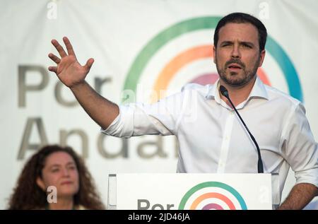 Der spanische Verbraucherminister Alberto Garzon hält eine Rede in einer Kundgebung während des Abschlusses des andalusischen Wahlkampfs. Nach der Ankündigung der Regionalwahlen am 19.. Juni haben die wichtigsten politischen Parteien begonnen, in verschiedenen Städten Andalusiens Veranstaltungen und Kundgebungen abzuhalten. Trotz des Aufstiegs der spanischen rechtsextremen Partei VOX stehen mehrere Medienumfragen an der Spitze der andalusischen Volkspartei. Die Parteien auf der linken Seite des politischen Spektrums sind fragmentiert. (Foto von Jesus Merida/SOPA Images/Sipa USA) Stockfoto