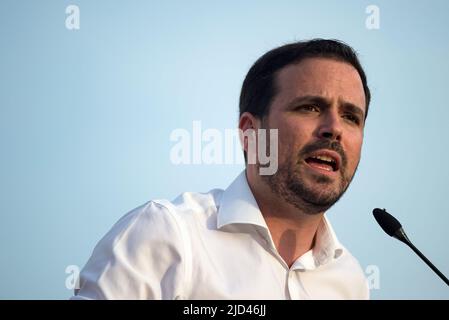 Der spanische Verbraucherminister Alberto Garzon hält eine Rede in einer Kundgebung während des Abschlusses des andalusischen Wahlkampfs. Nach der Ankündigung der Regionalwahlen am 19.. Juni haben die wichtigsten politischen Parteien begonnen, in verschiedenen Städten Andalusiens Veranstaltungen und Kundgebungen abzuhalten. Trotz des Aufstiegs der spanischen rechtsextremen Partei VOX stehen mehrere Medienumfragen an der Spitze der andalusischen Volkspartei. Die Parteien auf der linken Seite des politischen Spektrums sind fragmentiert. (Foto von Jesus Merida/SOPA Images/Sipa USA) Stockfoto