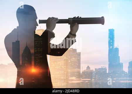 Business Development und persönliches Wachstum Konzept mit Geschäftsmann Silhouette Blick durch ein Glas auf die Skyline der Stadt Hintergrund bei Sonnenuntergang, Doppel e Stockfoto