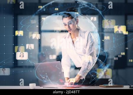 Business Society und Networking-Konzept mit jungen Geschäftsfrau mit Laptop auf dem Tisch und virtuellen Bildschirm mit digitalen Weltkarte Globus und Menschen Stockfoto