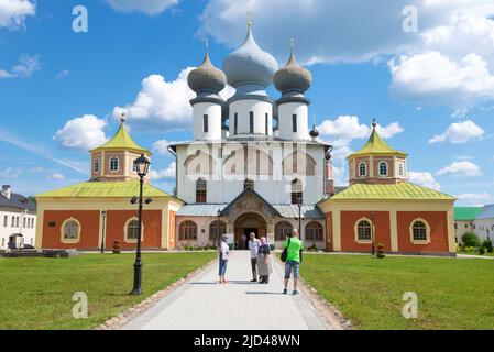 TICHVIN, RUSSLAND - 12. JULI 2018: An einem sonnigen Julitag in der alten Mariä-Himmelfahrt-Kathedrale. Kloster Der Jungfrau Von Tichvin Stockfoto