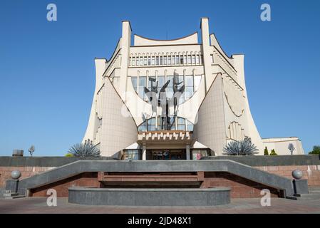 GRODNO, WEISSRUSSLAND - 30. APRIL 2019: Grodno Regional Drama Theatre an einem sonnigen Tag vor blauem wolkenlosem Himmel Stockfoto