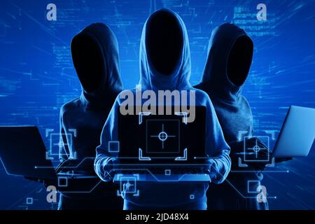 Konzept für Internetsicherheit und Diebstahl persönlicher Daten mit blauen Schatten gesichtslose Hacker im Kapuzenpullover mit Laptop und abstrakten virtuellen technologischen Symbolen Stockfoto