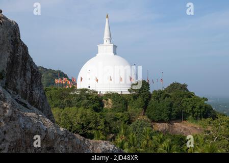 Blick auf die alte Mahaseya Dagoba Stupa an einem sonnigen Morgen. Mihintale, Sri Lanka Stockfoto