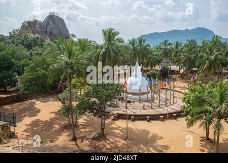 MIKHINTALE, SRI LANKA - 05. FEBRUAR 2020: Blick auf die alte Stupa Ambasthala Dagoba (Sila Cetiya) auf dem Mango-Hochplateau an einem sonnigen Morgen Stockfoto