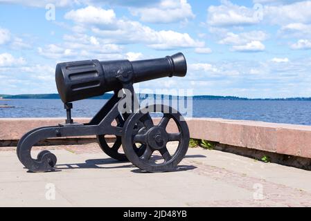 PETROZAWODSK, RUSSLAND - 12. JUNI 2020: Dekorative Kanone am Ufer des Onega-Sees an einem sonnigen Juninachmittag Stockfoto