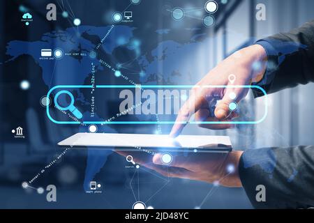 Internet-Datensuche und globales Informationsnetzwerk-Konzept mit Mann Finger berührt digitalen Tablet-Bildschirm und digitale Suchleiste auf Weltkarte backgrou Stockfoto