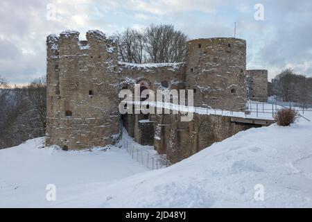 Alte russische Festung Koporye an einem bewölkten Februartag. Leningrad, Russland Stockfoto