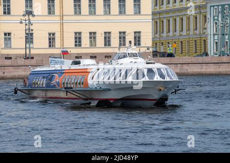 SANKT PETERSBURG, RUSSLAND - 08. JUNI 2022: Tragflächenboot der Meteor-Serie (Danae, SZ 10-68) dreht sich auf dem Fluss Neva um Stockfoto