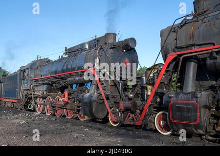 SORTAVALA, RUSSLAND - 11. JUNI 2022: Sowjetische Güterzuglokomotive L-5289 (Lebedjanka) im Bahnhof Sortavala an einem sonnigen Junimorgen Stockfoto