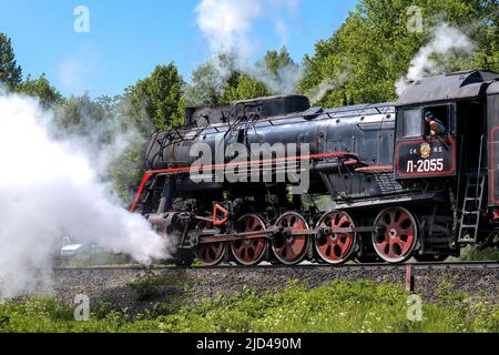 SORTAVALA, RUSSLAND - 11. JUNI 2022: Alte sowjetische Dampflokomotive L-2055 aus der Nähe an einem sonnigen Junitag Stockfoto