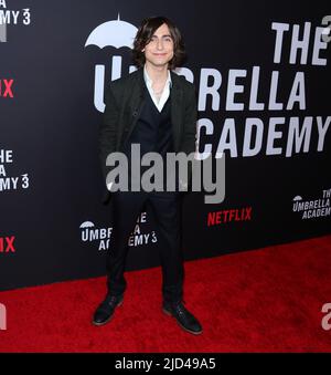 Kalifornien, USA. 17.. Juni 2022. West Hollywood, USA. 17.. Juni 2022. Aidan Gallagher trifft am Freitag, den 17. Juni 2022, auf dem Roten Teppich der Umbrella Academy S3 ein, der im Londoner Hotel West Hollywood, CA, stattfand. (Foto: Juan Pablo Rico/Sipa USA) Quelle: SIPA USA/Alamy Live News Quelle: SIPA USA/Alamy Live News Stockfoto