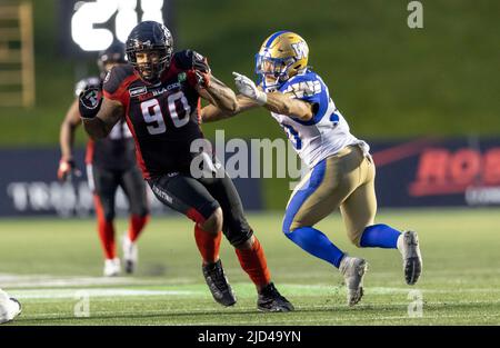 Ottawa, Kanada. 17 Jun 2022 Cleyon Laing (90 -- Ottawa Redblacks) in einem regulären Saison Canadian Football League (CFL) Spiel zwischen den Windigg Blue Bombers und den Ottawa Redblacks. Quelle: Sean Burges/Alamy Live News Stockfoto