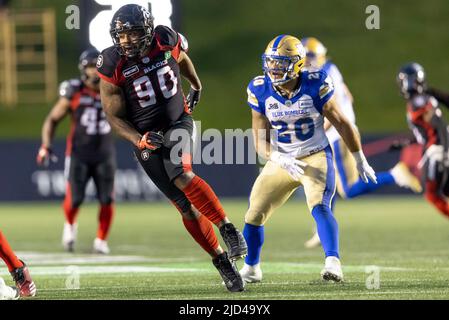 Ottawa, Kanada. 17 Jun 2022 Cleyon Laing (90 -- Ottawa Redblacks) in einem regulären Saison Canadian Football League (CFL) Spiel zwischen den Windigg Blue Bombers und den Ottawa Redblacks. Quelle: Sean Burges/Alamy Live News Stockfoto