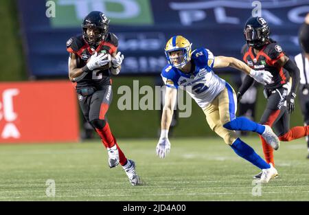 Ottawa, Kanada. 17 Jun 2022 Randall Evans (2 -- Ottawa Redblacks) in einem regulären Saison Canadian Football League (CFL) Spiel zwischen den Windigg Blue Bombers und den Ottawa Redblacks. Quelle: Sean Burges/Alamy Live News Stockfoto