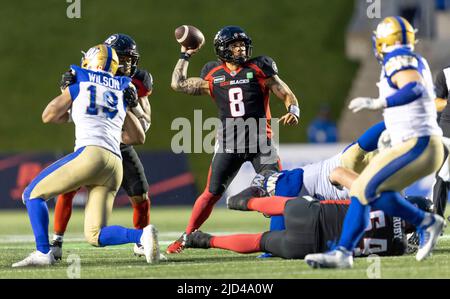 Ottawa, Kanada. 17 Jun 2022 Jeremiah Masoli (8 -- Ottawa Redblacks) in einem regulären Saison-Spiel der Canadian Football League (CFL) zwischen den Windigg Blue Bombers und den Ottawa Redblacks. Quelle: Sean Burges/Alamy Live News Stockfoto