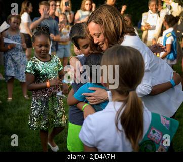 Washington DC, USA. 17.. Juni 2022. Washington. 17.. Juni 2022. Die Vizepräsidentin der Vereinigten Staaten, Kamala Harris, umarmt Kinder, die am Freitag, den 17. Juni 2022, auf dem Gelände der Residenz des Vizepräsidenten am Naval Observatory in Washington an praktischen MINT-Aktivitäten teilgenommen haben. Der Vizepräsident und zweite Gentleman veranstalteten am Naval Observatory einen Abend mit NASA-STEM-Aktivitäten für Militärfamilien und lokale MINT-Studenten und ihre Familien, einschließlich einer Sondervorführung von Disney Pixars Lightyear. Obligatorische Gutschrift: Bill Ingalls/NASA via CNP/dpa/Alamy Live News Kredit: dpa Picture al Stockfoto