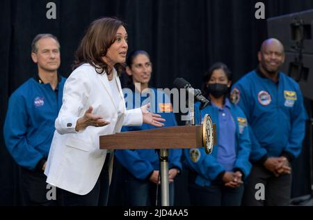 Washington DC, USA. 17.. Juni 2022. Die Vizepräsidentin der Vereinigten Staaten, Kamala Harris, hält Bemerkungen, als die NASA-Astronauten Tom Marshburn, Jasmin Moghbeli, Stephanie Wilson, Und der ehemalige NASA-Astronaut Leland Melvin, rechts, schaut vor der Vorführung des Films Lightyear auf dem Gelände der Residenz des Vizepräsidenten am Naval Observatory am Freitag, den 17. Juni 2022 in Washington nach. Der Vizepräsident und zweite Gentleman veranstalteten am Naval Observatory einen Abend mit MINT-Aktivitäten der NASA für Militärfamilien und lokale MINT-Studenten und ihre Familien, einschließlich einer Sondervorführung von Disney Pixars L Stockfoto