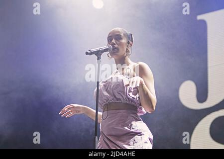 Jorja Smith spielt live auf der Bühne des Way Out West Festivals in Slottskogen, Göteborg. Stockfoto