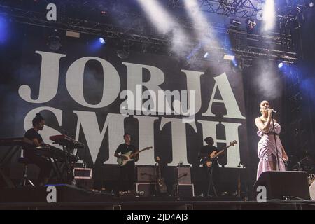 Jorja Smith spielt live auf der Bühne des Way Out West Festivals in Slottskogen, Göteborg. Stockfoto