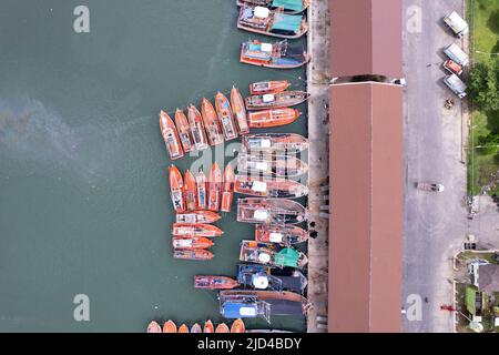 Luftaufnahme von oben auf die vielen Fischerboote mit großem Fischerhafen am Pier in Phuket Thailand Stockfoto