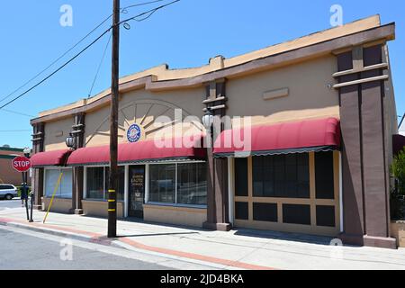 SANTA ANA, KALIFORNIEN - 17 JUN 2022: Custom Auto Service, Packard Restoration Specialists, auf der French Street in der Innenstadt von Santa Ana. Stockfoto