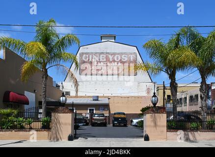 SANTA ANA, KALIFORNIEN - 17. JUNI 2022: Yost Cine und Custom Auto Service im historischen Downtown District Stockfoto