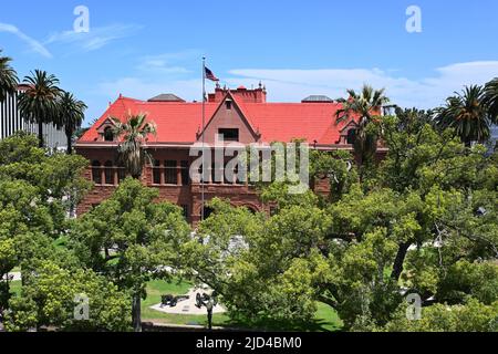 SANTA ANA, KALIFORNIEN - 17 JUN 2022: Blick aus der Höhe auf das Old Orange County Courthouse.das historische Wahrzeichen von Santa Ana, Kalifornien, liegt an der Natio Stockfoto