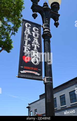 SANTA ANA, KALIFORNIEN - 17 JUN 2022: Banner des Calle Cuatro Marketplace im historischen Stadtzentrum von Santa Ana Stockfoto